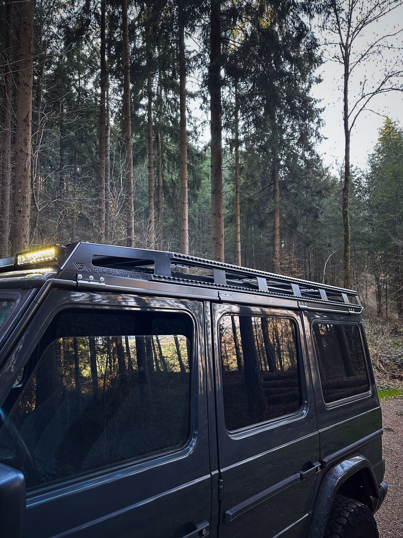 Walger Works Dachtraeger mit leuchtender LED-Leiste im Wald