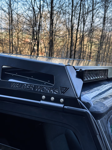 Walger Works Logo und integrierte LED-Leiste am Dachtraeger